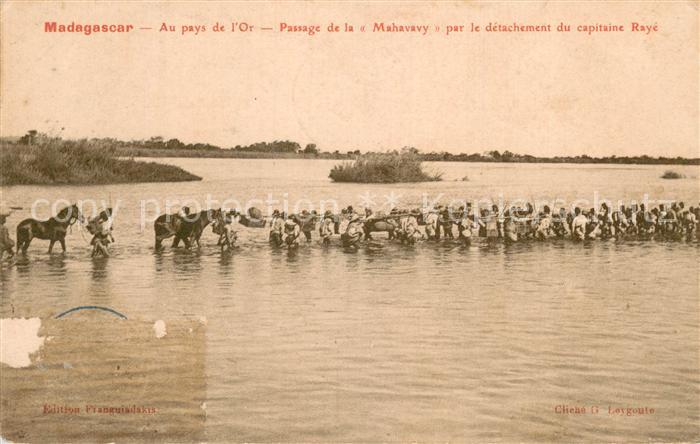Madagascar Passage de la Mahavavy par le détachement du capitaine Rayé