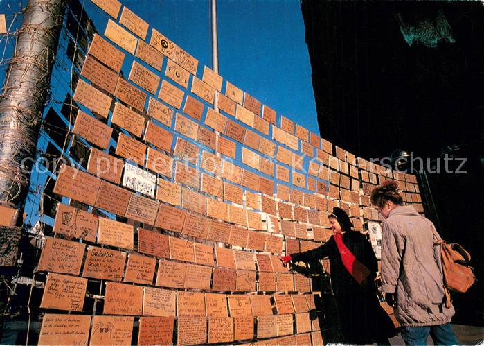 Koeln  Rhein Klagemauer fuer Frieden am Koelner Dom