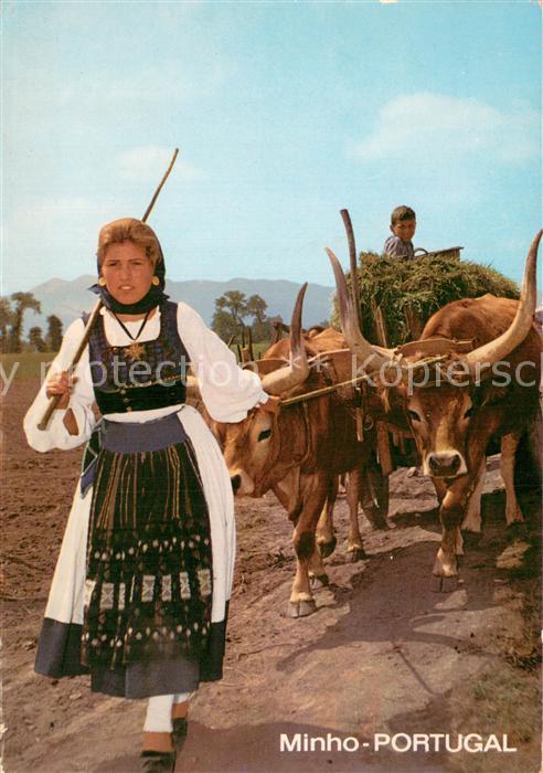 Minho PT Ochsengespann Baeuerin in Tracht
