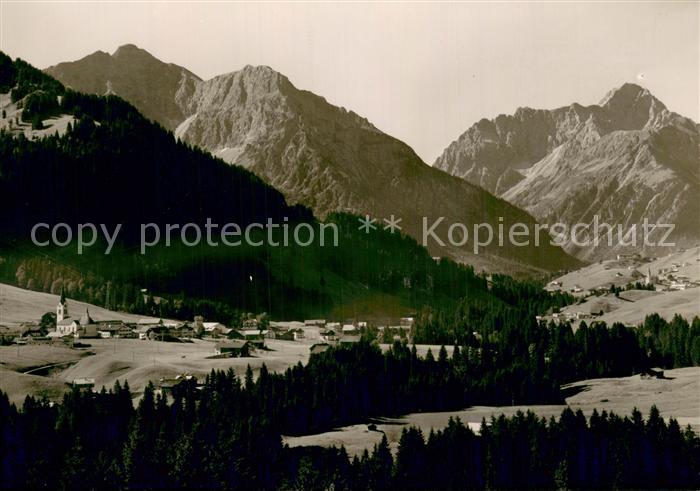 Riezlern Kleinwalsertal Vorarlberg mit Elfer Zwoelfer und Widderstein