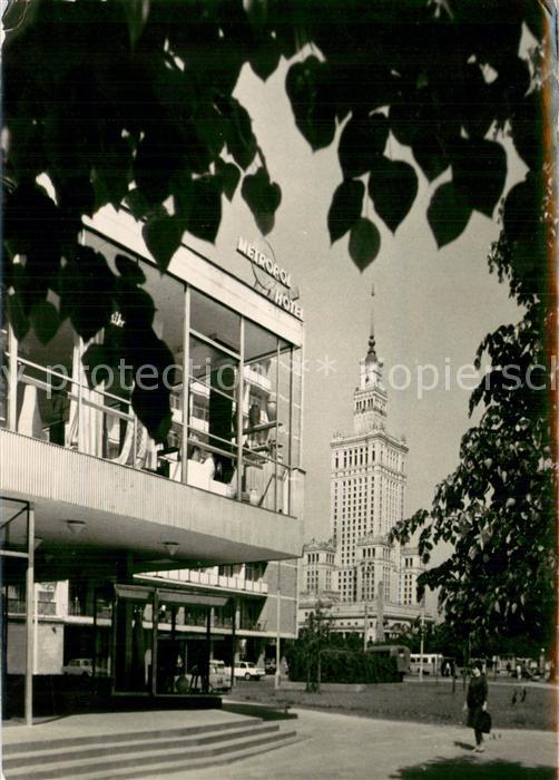 Warszawa Palac Kultury i Nauki z lewej pawilon Cepelia
