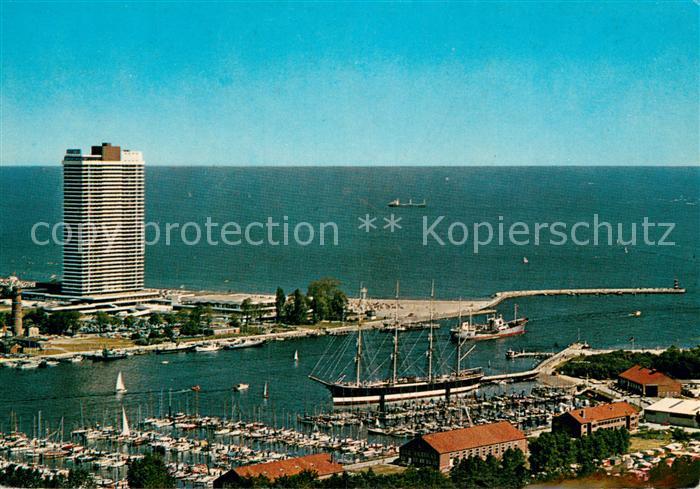 Travemuende Ostseebad Yachthafen Segelschulschiff Passat Hotel Maritim