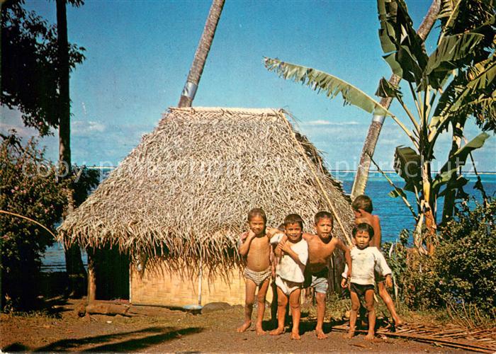 Tahiti Polynesien Petits Tahitiens posant devant une case de pecheur