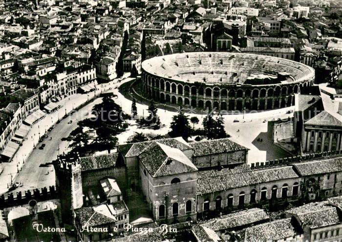 Verona  Veneto IT Arena e Piazza Bra Fliegeraufnahme