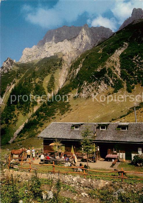 Raetikon Sarotiahuette des oeAV mit Zimba und Zwoelferkopf