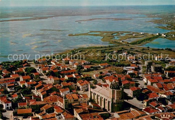 Les Saintes-Maries-de-la-Mer Vue aerienne de l’Eglise fortifee siecle La Camargu