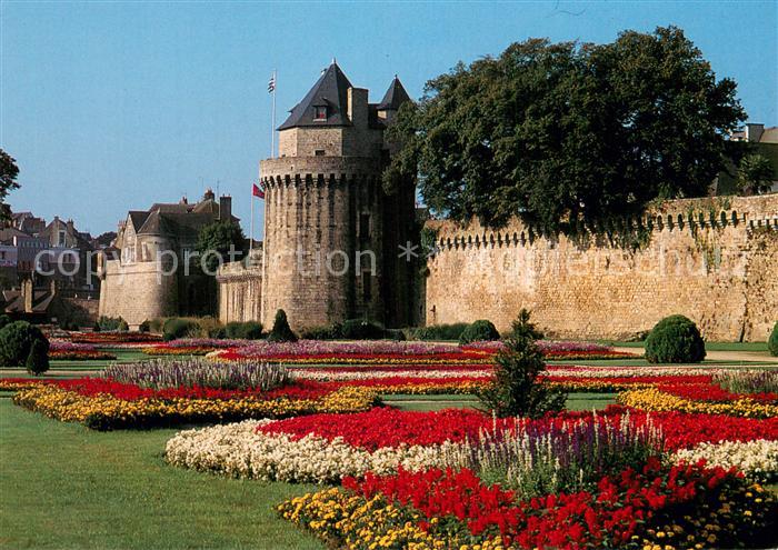 Vannes 56 Les jardins a la francaise au pied des remparts