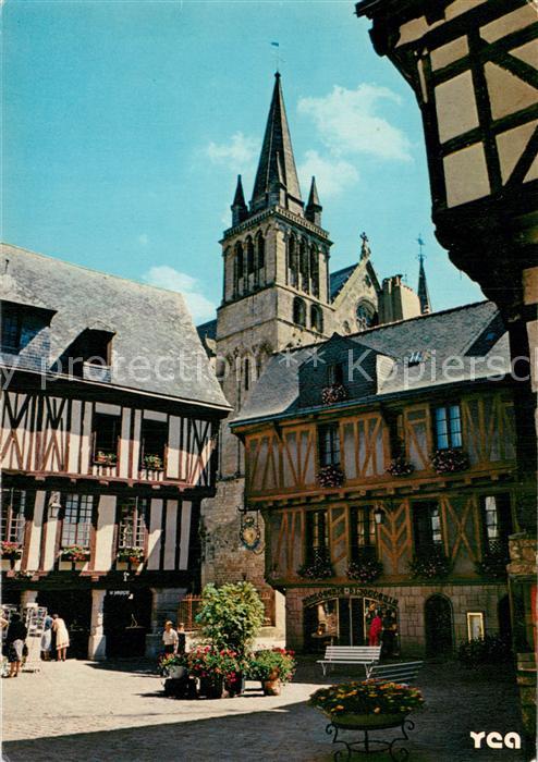 Vannes 56 Les vieux quartiers La place Henry IV La cathedrale Saint Pierre