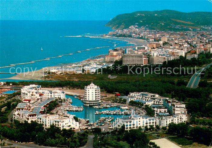 Portoverde Misano Adriatico IT Kuestenpanorama Hafen