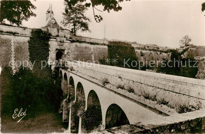 Blaye 33 Gironde L Entree de la Citadelle et l Horloge