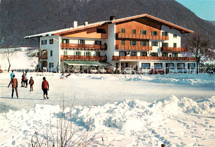 Kiens Suedtirol Hotel Ehrenburgerhof im Winter Eislaufen