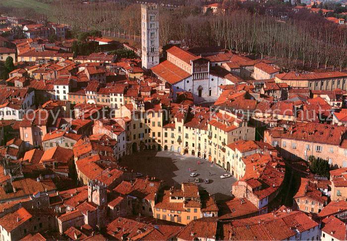 Lucca Toscana IT Anfiteatro Romano e Basilica di San Frediano Fliegeraufnahme