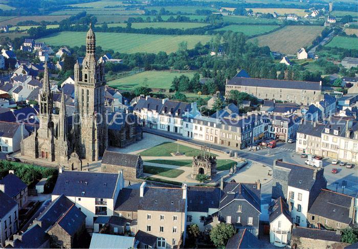 Pleyben Eglise et son placître vue aérienne