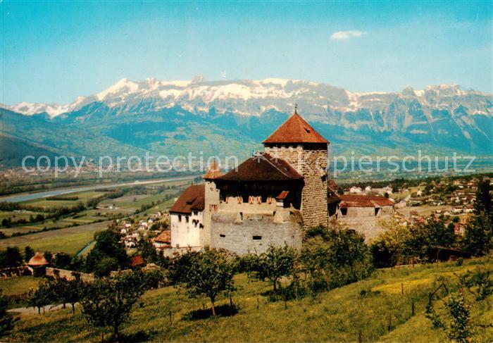 Vaduz Liechtenstein FL Schloss Vaduz mit Schweizer Bergen