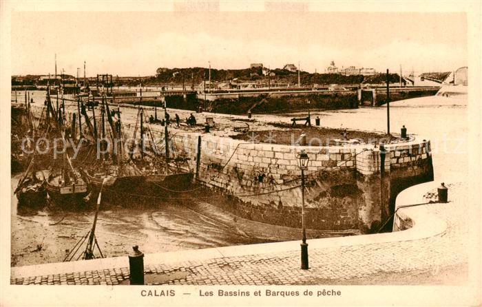 Calais 62 Les Bassins et Barque de peche