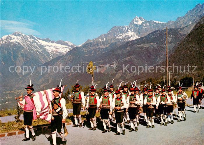 Meran Merano Burggraefler Musikkapelle im HIntergrund die Texelgruppe