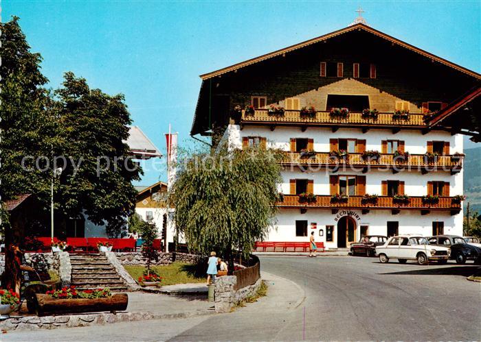 Kirchberg Tirol AT Strassenpartie mit Bechlwirt Dorfbrunnen und Musikpavillon