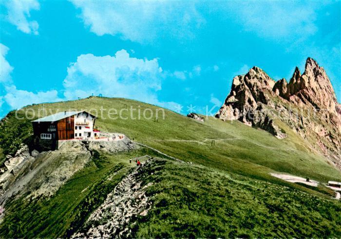 Groeden Suedtirol IT Seceda Alm Bergstation Seilbahn mit Geislergruppe Dolomiten