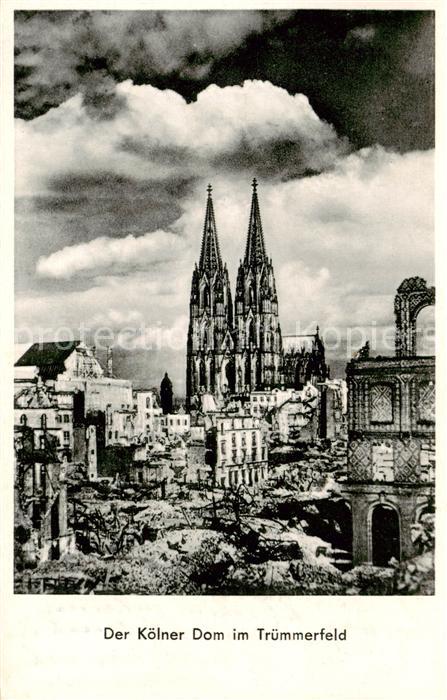 Koeln Rhein Der Koelner Dom im Truemmerfeld