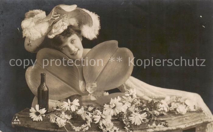 Foto PH Nr. Nr4326 5 Frau mit Kleeblat und Wein