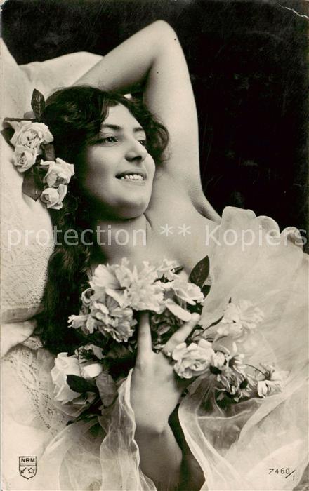Foto NRM Nr. Nr. 7460 1 Frau mit blümen