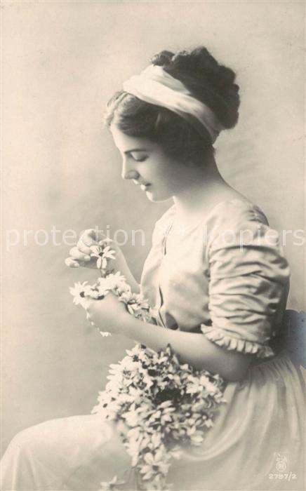 Foto RPH Nr. NR. 2797 2 Frau bein Blünemblüten zehle