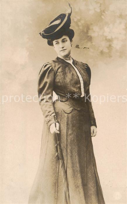 Hutmode NPG Frau posirend