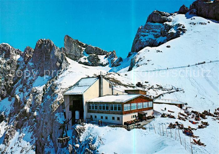 Karwendelhaus 1765m Tirol mit Bergstation Gipfelkreuz und Karwendelbahn