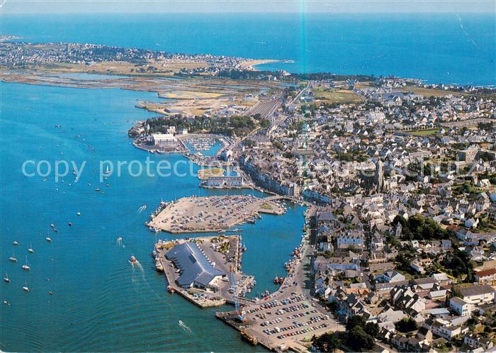 Le Croisic 44 Le port et Les Chambres qui accueillent les bateaux Vue aerienne