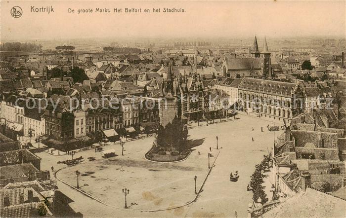 Kortrijk West-Vlaanderen Belgie De groote Markt Het Belfort en het Stadhuis