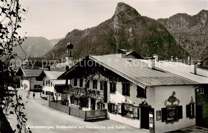 OBERAMMERGAU Bayern Strassenpartie mit Pfarrkirche und Kofel
