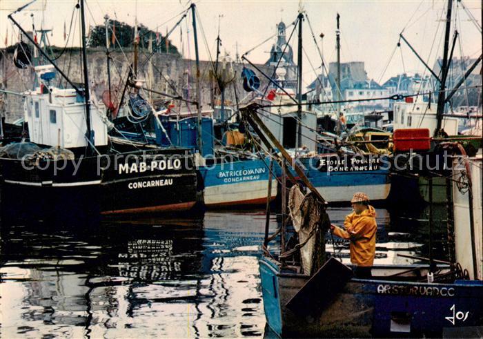 Concarneau 29 Finistere Chalutiers devant la Ville Close