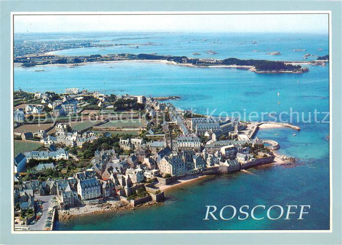 Roscoff Vue generale aerienne sur le quartier de l’eglise et la pointe de Perc h