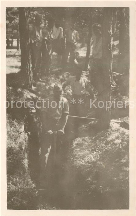 Militaria Schweiz Soldaten Wald
