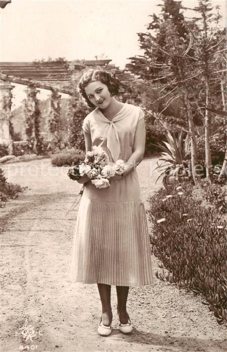 Foto SOL Nr. Nr. 4401 Frau pose Blumen Garten