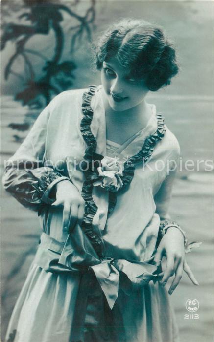 Foto PC Paris Nr. Nr.2113 Frau Pose Kleid