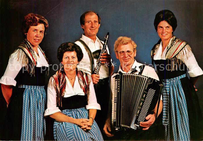 Nesselwang Allgaeu Bayern Luise und Ludwig Hindelang mit Volksmusikanten