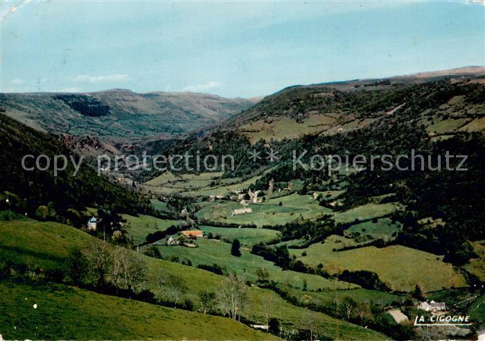 Salers Des remparts vue sur la Vallee de la Maronne