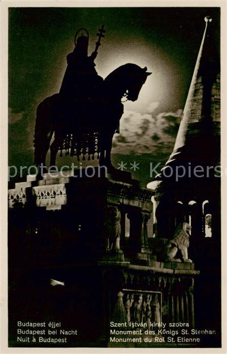 Budapest HU bei Nacht mit Monument des Koenigs St Stephan