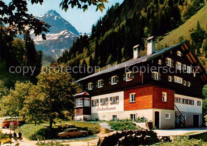 Hinterstein Bad Hindelang Giebelhaus mit Wiedemer und Allgaeuer Alpen