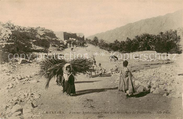 Kantara Egypt Femme Arabe rapportant des Branches de Palmiers