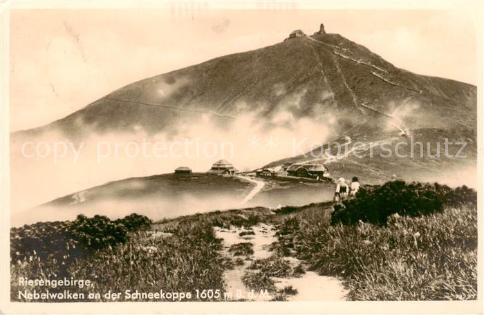 Schneekoppe Snezka CZ Blick zum Schlesierhaus und Riesenbaude Nebelwolken