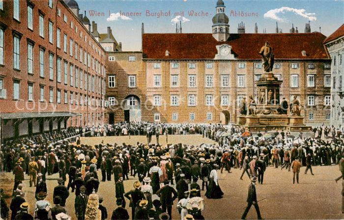 Wien AT Innerer Burghof mit Wache Abloesung Denkmal