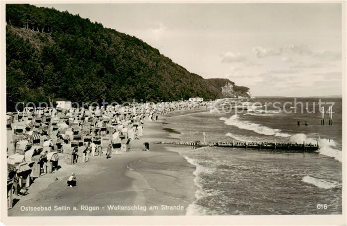 Sellin  Ruegen Wellenschlag am Strande