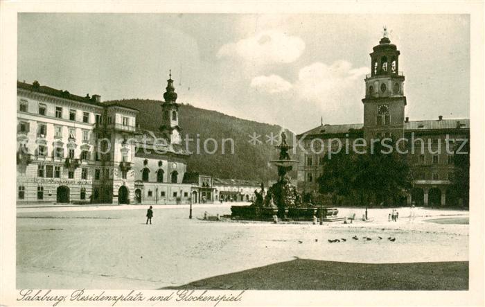 Salzburg  AT Residenzplatz und Glockenspiel