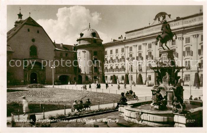 Innsbruck Tirol AT Leopoldsbrunnen mit Hofkirche und Hofburg