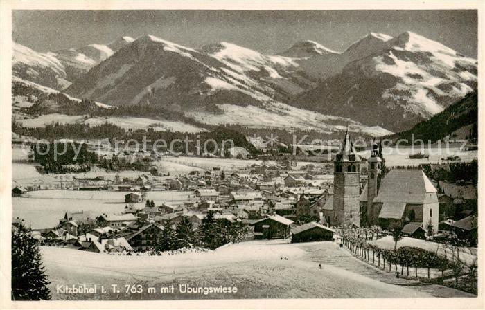 Kitzbuehel Tirol AT mit KIrche und uebungswiese