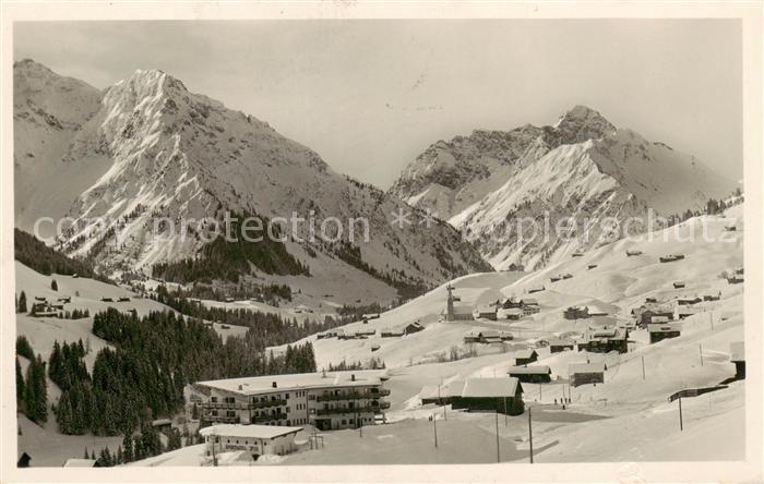 Hirschegg Kleinwalsertal Vorarlberg mit Elfer und Zwoelferhorn und Widderstein