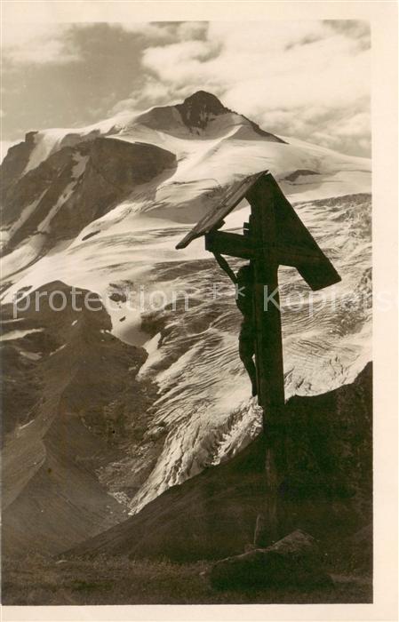 Tuxerjoch Tirol AT Winterpanorama mit Wegekreuz