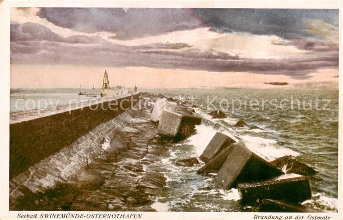 Swinemuende Swinoujscie Brandung an der Ostmole